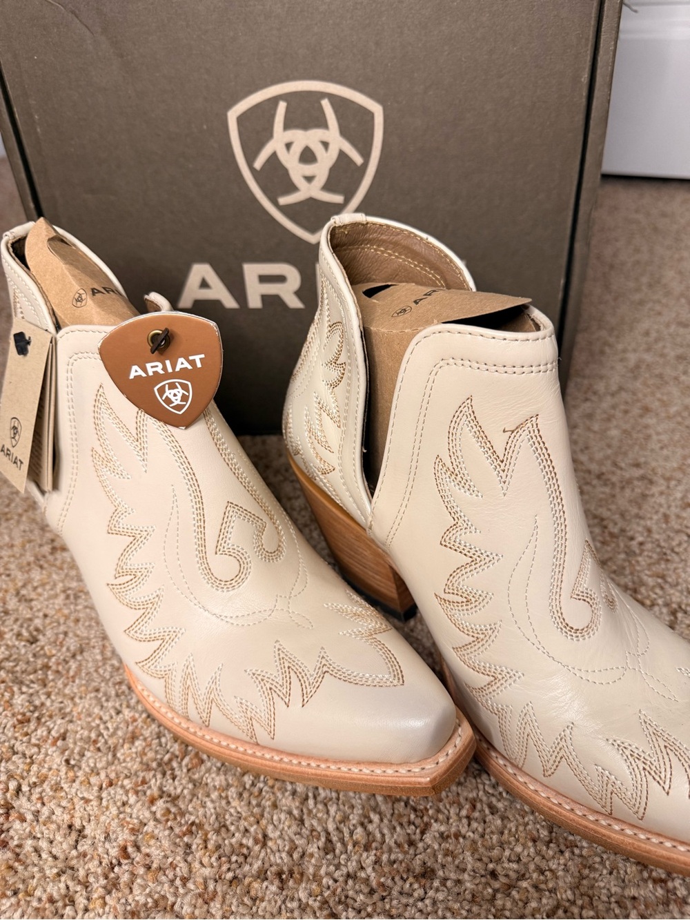 Ariat Women's Dixon Short Ankle Booties - Picture 4 of 6